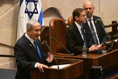 Foto de archivo del primer ministro israelí, Benjamin Netanyahu (i), en la apertura de la sesión número 25 de la Knesset mientras el presidente israelí, Isaac Herzog (c), escucha.