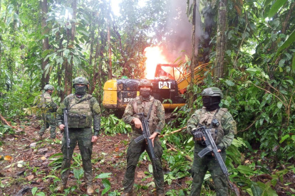 Material decomisado y maquinaria destruida durante el operativo militar.