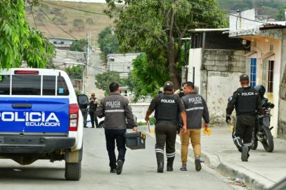 Policías revisan la escena del crimen acontecido en el norte de la ciudad.
