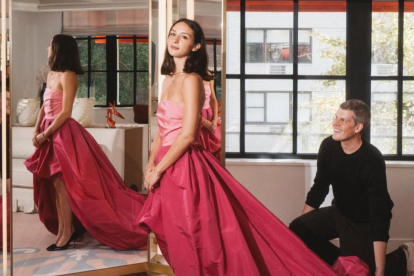 Carolina B. Lansing, nieta de Carolina Herrera, participó en el evento benéfico. En la foto, junto al diseñador Wes Gordon.