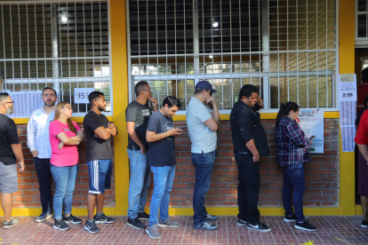 Personas hacen fila en un centro de votación este domingo 30 de noviembre, en Tegucigalpa, Honduras.
