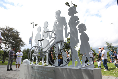 El monumento incluye una bicicleta blanca, símbolo de los ciclistas fallecidos en las vías.