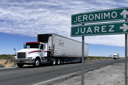 Fotografía de archivo que muestra dos vehículos transitando en una carretera en Ciudad Juárez, Chihuahua (México).