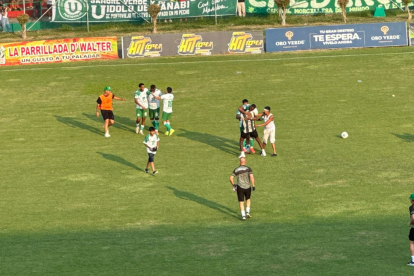 Vista panorámica del Estadio Reales Tamarindos lleno y teñido de verde y blanco durante la celebración.