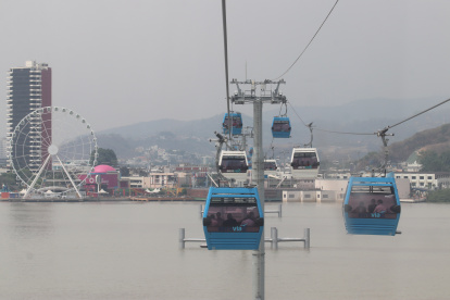 El sistema de transporte aerosuspendido Aerovía conecta a Guayaquil con Durán.