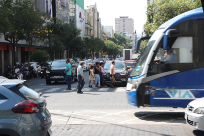 El objetivo de retirar los estacionamientos vehiculares en el bulevar 9 de Octubre es hacer que la avenida sea más caminable.