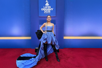 Mar Rendón lució un maxi vestido celeste estilo globo en los Latim Grammy 2025.