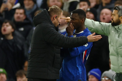 Moisés Caicedo (d) reclama al árbitro su expulsión en el cotejo entre Chelsea y Arsenal.