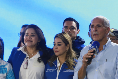 El aspirante presidencial del Partido Nacional, Nasry Asfura, ofrece declaraciones durante una rueda de prensa este domingo en Tegucigalpa (Honduras)