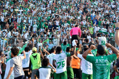 Jugadores de Liga de Portoviejo celebraron con los hinchas en el Reales Tamarindos.