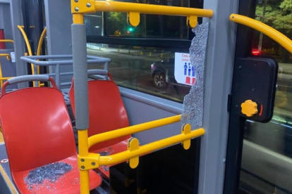 El pasajero rompió el vidrio de un nuevo trolebús eléctrico al recostarse sobre él.