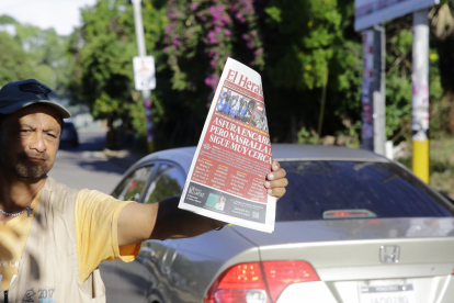 Un ciudadano sostiene la edición de El Heraldo de este lunes, a un día de las elecciones generales, en Tegucigalpa (Honduras)