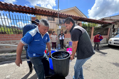 Entre el fin de semana se entregaron más de 90.000 galones de agua en dos de las parroquias afectadas.