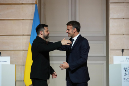 El presidente francés, Emmanuel Macron (derecha), y el presidente ucraniano, Volodymyr Zelensky, en París, Francia, el 1 de diciembre de 2025.