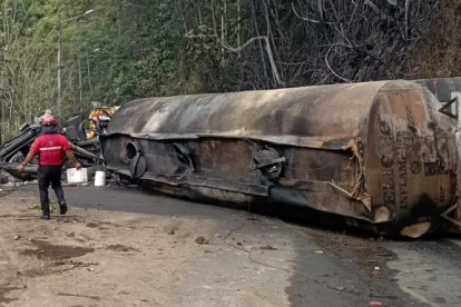 El tanquero se volcó e incendió, cuando circulaba en la vía Las Mercedes - Los Bancos,al noroccidente de Quito.
