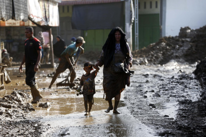 Los residentes limpian sus casas del barro en una aldea afectada por las inundaciones en el área de Meureudu, Pidie Jaya Aceh, Indonesia, el 1 de diciembre de 2025.