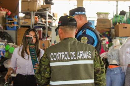 Militares y agentes de Segura EP realizan controles en el centro de la ciudad.