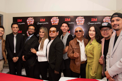 Marques, Fernando Padilla, gerente de Marketing RM junto a Álex David Quitigüiña, Linda Romero, Erick Villa, Tiago Robles, Asdrúbal Manzano, Martha Alvarez y los integrantes de Yo Me Llamo Sandy y Papo.