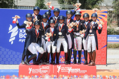 Jinetes y amazonas de la delegación nacional de deportes ecuestres.