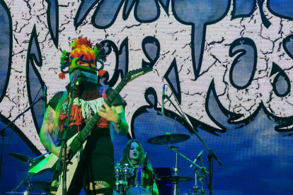 La iluminación de Nervosa se ciñe sobre la frontgirl Prika Amaral que es la líder e integrante fundadora de esta banda de thrash metal.