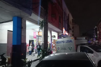 Un carro de Medicina Legal acudió al sitio para trasladar el cadáver hacia el Laboratorio de Criminalística.