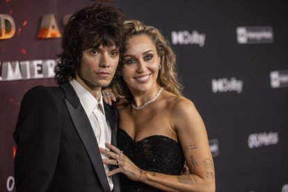 El cantante Maxx Morando y Miley Cyrus a su lelgada a la avant premiere de Avatar: Fuego y Cenizas, en Dolby Theatre de Hollywood.