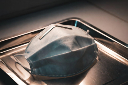 Una de las formas de protegerse contra virus, es promoviendo el uso de mascarilla.