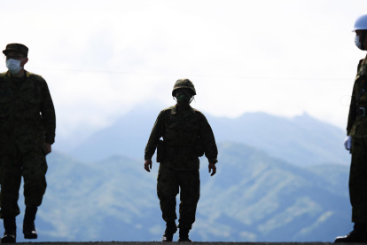 Fotografía de archivo que muestra a soldados japoneses durante un ejercicio militar en Shizuoka.