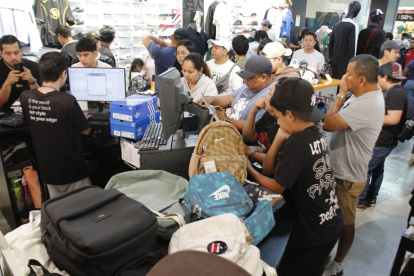 Personas comprando en una tienda del Mall del Sol aprovechando los descuentos.