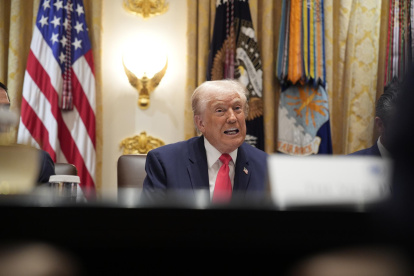El presidente Donald Trump ofrece unas palabras iniciales durante una reunión con su Gabinete en la Sala del Gabinete de la Casa Blanca, en Washington DC.