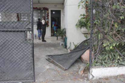 Para evitar el robo, la víctima se estrelló contra el cerramiento de su vivienda.