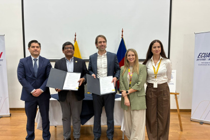 Firma del acuerdo, entre Ministerio de Producción y MercadoLibre Ecuador.