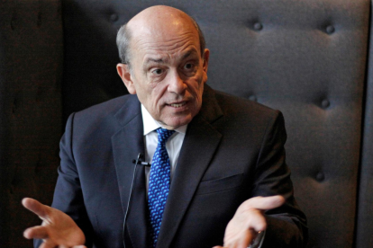 El canciller peruano Hugo De Zela durante una declaración oficial