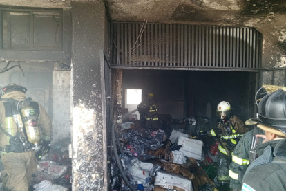 Personal del Cuerpo de Bomberos de Guayaquil atendieron la emergencia la tarde de este martes 2 de diciembre.