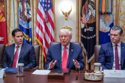 Donald J. Trump atiende preguntas de la prensa durante una reunión con su gabinete en la Sala del Gabinete