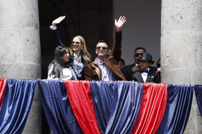 Daniel Noboa salió al balcón del Palacio de Gobierno por media hora y saludó con los asistentes.