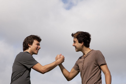 El bromance redefine la amistad masculina en medio de una creciente crisis de soledad que afecta a millonesv