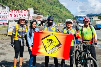 Los integrantes de Ciclistas de la Calle luego de conseguir su objetivo de recorrer la serranía ecuatoriana.