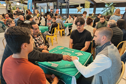 Matthew Heiss (i), frente a Javier Montero durante una de las partidas del Mundial de 40.