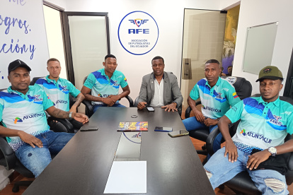 Carlos Tenorio (c) asesora a jugadores que fueron a declarar en Fiscalía.