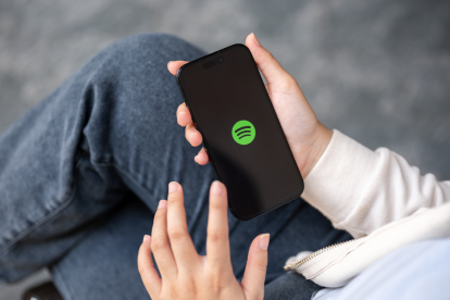 Usuarios revisan su resumen musical del Spotify Wrapped 2025 desde la app.