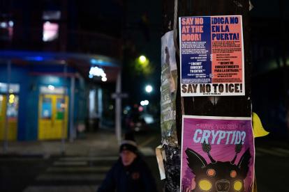 Un cartel que enumera los derechos legales y lleva el mensaje "Di no a ICE" está colocado en un poste de electricidad en Nueva Orleans, Luisiana, el 2 de diciembre de 2025.