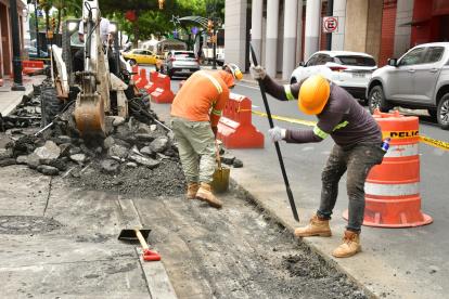 Los trabajos en la calle Pichincha, en el centro de Guayaquil, son parte de una renovación urbana en calle Panamá.