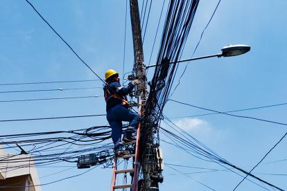 En Guayaquil, hay luminarias públicas cuyo mantenimiento pertenece a la Corporación Nacional de Electricidad (CNEL) y otras al Municipio.