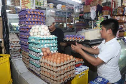 Uno de los puestos de huevos que hay en el mercado de Sauces IX, en Guayaquil.