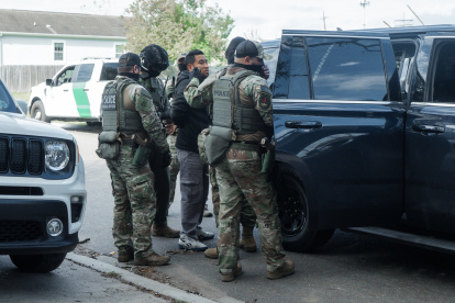 Policía de Estados Unidos detiene a migrantes latinoamericanos todos los días para deportarlos.