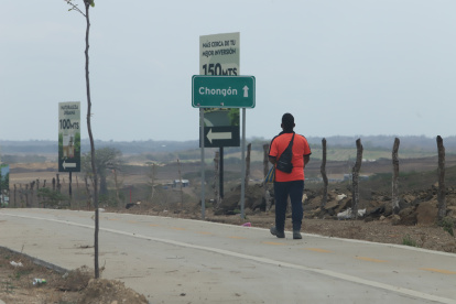 En sectores de vía a la costa, como los que conducen a Chongón, sus habitantes denuncian la falta de alumbrado público como una de las causas para la inseguridad.