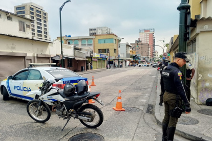 Agentes policiales cercaron la zona del centro de Guayaquil en la que se registró el crimen.