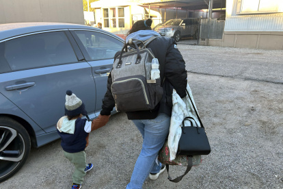 La inmigrante colombiana Yarlidis Goez-Santos y su hijo salen de su casa para el viaje de la autodeportación hacia su país de origen en Tucson, Arizona (EE.UU.).