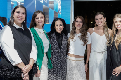 María Eugenia Mosquera, brand lead de Banco Guayaquil, junto a las representantes de los emprendimientos ganadores de la tercera fase del Amex Shop Small Pop Up.